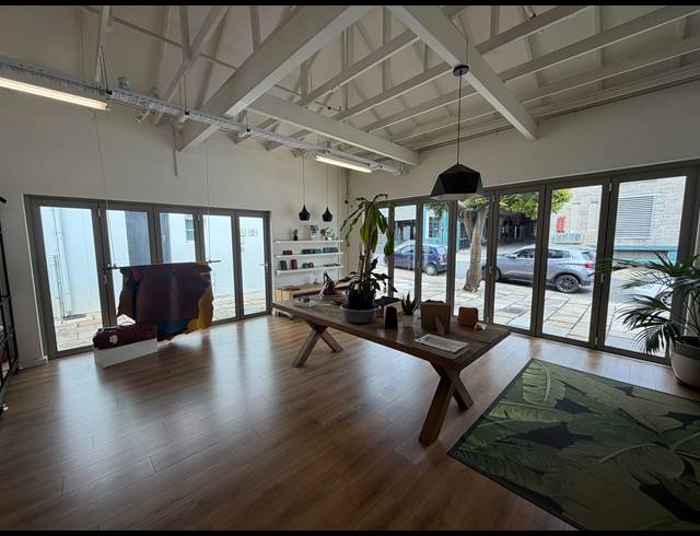151M² BUILDING TO LET IN WOODSTOCK